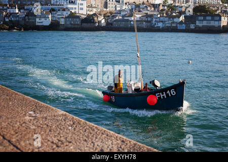 Pescatore in St Ives Harbour Foto Stock