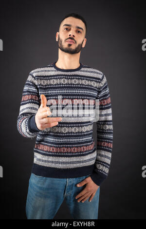 Uomo bello fare espressioni diverse in diversi set di vestiti: segno della pistola Foto Stock