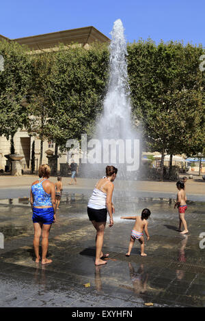 La città di Montpellier, Languedoc-Roussillon, Francia. 17 Luglio, 2015. Per alte temperature dovuta all'onda di calore si stabilirono in Francia i bambini sono dati un campo giorno giocando nella fontana di Zeus quartiere Antigone Montpelllier. Credito: Digitalman/Alamy Live News Foto Stock