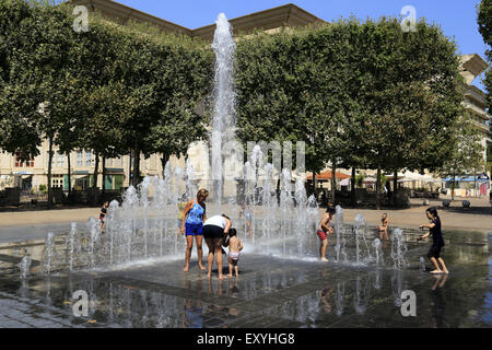 La città di Montpellier, Languedoc-Roussillon, Francia. 17 Luglio, 2015. Per alte temperature dovuta all'onda di calore si stabilirono in Francia i bambini sono dati un campo giorno giocando nella fontana di Zeus quartiere Antigone Montpelllier. Credito: Digitalman/Alamy Live News Foto Stock