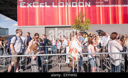 Londra, Regno Unito. Il 18 luglio 2015. Migliaia di ragazze di età compresa tra otto e dodici, convergono su ExCel London a frequentare la Warner Brothers" aperto casting per il ruolo di "modestia" nel prossimo Harry Potter spin-off, fantastica bestie e dove trovarli. Lo studio è in corso la ricerca di un "Haunted ragazza giovane con una forza interiore e la quiete' e chi è selezionato verrà riprodotto a fianco di una star studded cast, tra cui Eddie Redmayne, e con una sceneggiatura scritta da Harry Potter autore, JK Rowling. Credito: Stephen Chung / Alamy Live News Foto Stock