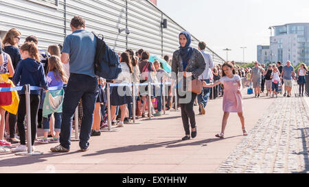 Londra, Regno Unito. Il 18 luglio 2015. Migliaia di ragazze di età compresa tra otto e dodici, convergono su ExCel London a frequentare la Warner Brothers" aperto casting per il ruolo di "modestia" nel prossimo Harry Potter spin-off, fantastica bestie e dove trovarli. Lo studio è in corso la ricerca di un "Haunted ragazza giovane con una forza interiore e la quiete' e chi è selezionato verrà riprodotto a fianco di una star studded cast, tra cui Eddie Redmayne, e con una sceneggiatura scritta da Harry Potter autore, JK Rowling. Credito: Stephen Chung / Alamy Live News Foto Stock