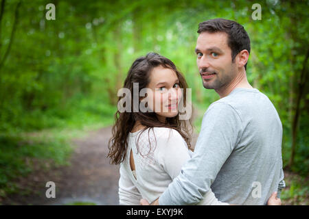Vista di una giovane coppia felice nella natura Foto Stock