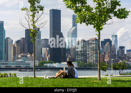 New York City, NY, STATI UNITI D'AMERICA, turistico coppie che vogliono godersi il cacciatore punto, South Park, Long Island City East River, vista dello skyline di Manhattan, fuga per il fine settimana Foto Stock