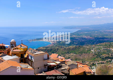 Vista dal villaggio di Taormina Sud al Giardino Naxos Bay, Distretto di Messina, Sicilia, Italia Foto Stock