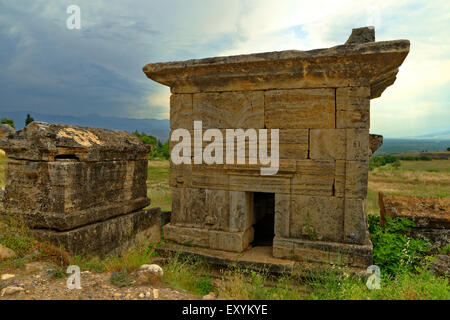 Piccolo mausoleo e tomba presso la necropoli dell'antico Impero Romano città di Hierapolis al di sopra di Pamukkale in Turchia. Foto Stock