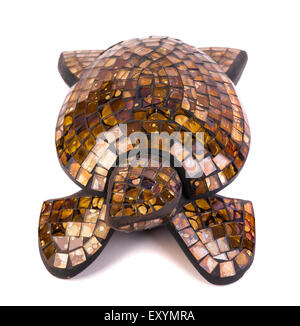 Tartaruga figurine legno isolato su bianco Foto Stock