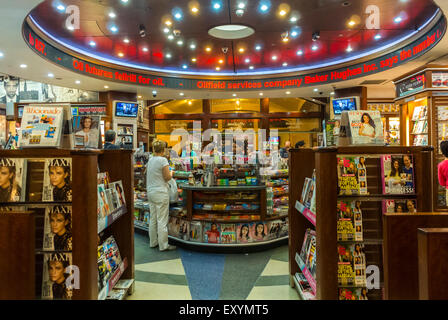 New York City, NY, USA, Woman Shopping Inside American News stand Store nel Grand Central Station Terminal, arredamento contemporaneo al dettaglio Foto Stock