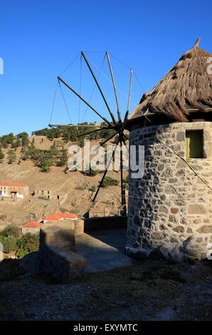 Vista ingrandita del Greco restaurato mulino a vento tradizionale nel villaggio Kontias, opposta vigla hill. Lemnos o isola di Limnos. La Grecia. Foto Stock