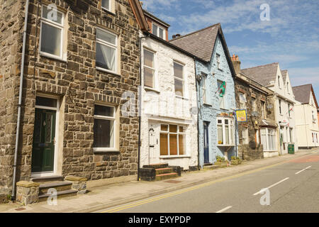 Stryd Fawr (High Street) a Llanberis, il villaggio ai piedi di Snowdon e popolare per passatempi all'aperto. Foto Stock