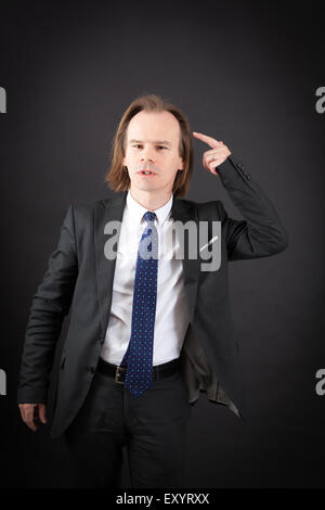 Uomo bello fare espressioni diverse in diversi set di vestiti: tu sei pazzo Foto Stock