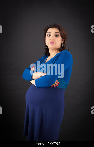 Bella donna facendo espressioni diverse in diversi set di vestiti: braccia incrociate Foto Stock