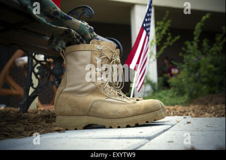 Marietta, GA, Stati Uniti d'America. 17 Luglio, 2015. Compagno JROTC cadetti a Sprayberry High School di raccogliere al creato rapidamente memorial garden al di fuori della scuola in onore di U.S. Marine Caporale saltare i pozzetti che è stato ucciso in pistolero rampage a Chattanooga, TN giovedì. Credito: Robin Rayne Nelson/ZUMA filo/Alamy Live News Foto Stock