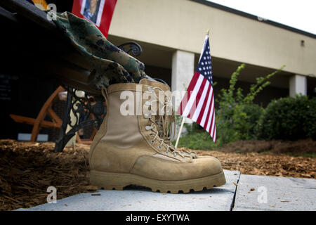 Marietta, GA, Stati Uniti d'America. 17 Luglio, 2015. Compagno JROTC cadetti a Sprayberry High School di raccogliere al creato rapidamente memorial garden al di fuori della scuola in onore di U.S. Marine Caporale saltare i pozzetti che è stato ucciso in pistolero rampage a Chattanooga, TN giovedì. Credito: Robin Rayne Nelson/ZUMA filo/Alamy Live News Foto Stock