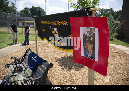 Marietta, GA, Stati Uniti d'America. 17 Luglio, 2015. Compagno JROTC cadetti a Sprayberry High School di raccogliere al creato rapidamente memorial garden al di fuori della scuola in onore di U.S. Marine Caporale saltare i pozzetti che è stato ucciso in pistolero rampage a Chattanooga, TN giovedì. Credito: Robin Rayne Nelson/ZUMA filo/Alamy Live News Foto Stock