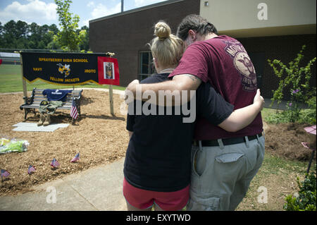 Marietta, GA, Stati Uniti d'America. 17 Luglio, 2015. Compagno JROTC cadetti a Sprayberry High School di raccogliere al creato rapidamente memorial garden al di fuori della scuola in onore di U.S. Marine Caporale saltare i pozzetti che è stato ucciso in pistolero rampage a Chattanooga, TN giovedì. Credito: Robin Rayne Nelson/ZUMA filo/Alamy Live News Foto Stock