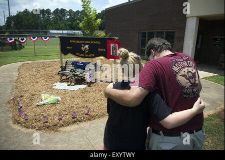 Marietta, GA, Stati Uniti d'America. 17 Luglio, 2015. Compagno JROTC cadetti a Sprayberry High School di raccogliere al creato rapidamente memorial garden al di fuori della scuola in onore di U.S. Marine Caporale saltare i pozzetti che è stato ucciso in pistolero rampage a Chattanooga, TN giovedì. Credito: Robin Rayne Nelson/ZUMA filo/Alamy Live News Foto Stock