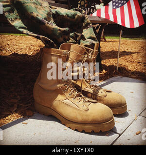 Marietta, GA, Stati Uniti d'America. 17 Luglio, 2015. Compagno JROTC cadetti a Sprayberry High School di raccogliere al creato rapidamente memorial garden al di fuori della scuola in onore di U.S. Marine Caporale saltare i pozzetti che è stato ucciso in pistolero rampage a Chattanooga, TN giovedì. Credito: Robin Rayne Nelson/ZUMA filo/Alamy Live News Foto Stock