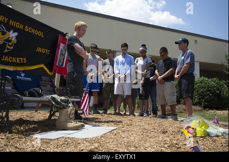 Marietta, GA, Stati Uniti d'America. 17 Luglio, 2015. Compagno JROTC cadetti a Sprayberry High School di raccogliere al creato rapidamente memorial garden al di fuori della scuola in onore di U.S. Marine Caporale saltare i pozzetti che è stato ucciso in pistolero rampage a Chattanooga, TN giovedì. Credito: Robin Rayne Nelson/ZUMA filo/Alamy Live News Foto Stock