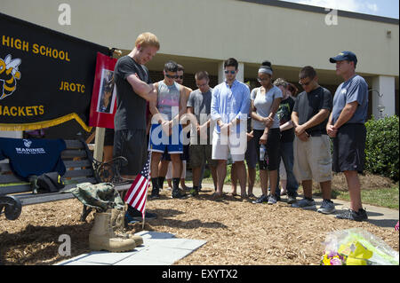 Marietta, GA, Stati Uniti d'America. 17 Luglio, 2015. Compagno JROTC cadetti a Sprayberry High School di raccogliere al creato rapidamente memorial garden al di fuori della scuola in onore di U.S. Marine Caporale saltare i pozzetti che è stato ucciso in pistolero rampage a Chattanooga, TN giovedì. Credito: Robin Rayne Nelson/ZUMA filo/Alamy Live News Foto Stock