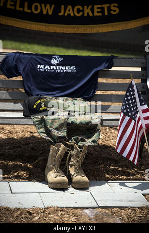 Marietta, GA, Stati Uniti d'America. 17 Luglio, 2015. Compagno JROTC cadetti a Sprayberry High School di raccogliere al creato rapidamente memorial garden al di fuori della scuola in onore di U.S. Marine Caporale saltare i pozzetti che è stato ucciso in pistolero rampage a Chattanooga, TN giovedì. Credito: Robin Rayne Nelson/ZUMA filo/Alamy Live News Foto Stock