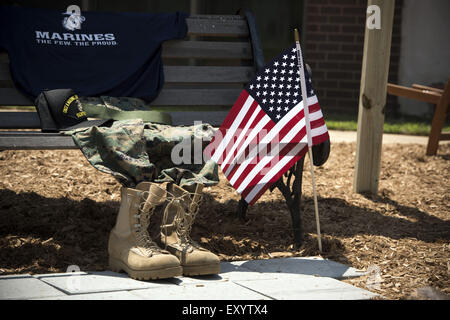 Marietta, GA, Stati Uniti d'America. 17 Luglio, 2015. Compagno JROTC cadetti a Sprayberry High School di raccogliere al creato rapidamente memorial garden al di fuori della scuola in onore di U.S. Marine Caporale saltare i pozzetti che è stato ucciso in pistolero rampage a Chattanooga, TN giovedì. Credito: Robin Rayne Nelson/ZUMA filo/Alamy Live News Foto Stock