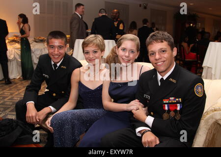 Marietta, GA, Stati Uniti d'America. 13 apr 2012. Raccogliere le foto che mostrano U.S. Marine Caporale saltare i pozzetti mentre studente e JROTC cadet a Sprayberry High School. Foto cortesia JROTC © Robin Rayne Nelson/ZUMA filo/Alamy Live News Foto Stock