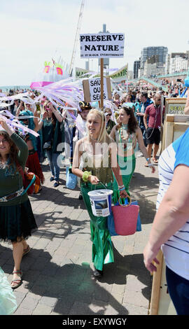 Brighton Regno Unito Sabato 18 Luglio 2015 - centinaia di persone prendere parte nel marzo delle sirene parade lungo la Brighton Seafront che raccoglie fondi per il mondo Cetacean Alliance Foto Stock