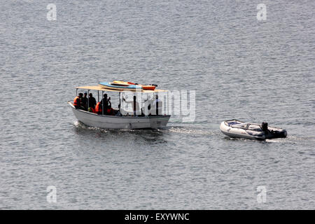 Entebbe, Uganda. 18 gennaio, 2015. I turisti prendono un boad giro sul lago Victoria. Cattura di pesce è ottenere scarse nella maggior parte africana di wa Foto Stock