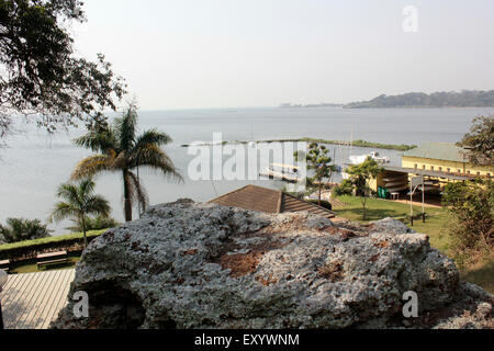 Entebbe, Uganda. 18 gennaio, 2015. Il sole sorge sopra il lago Victoria. Cattura di pesce è ottenere scarse nella maggior parte delle acque africane-putti Foto Stock