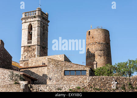 Cruilles. Santa Eulalia de Cruilles chiesa. Il castello di Cruilles, romanico, XI secolo. Foto Stock