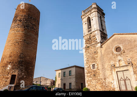 Cruilles. Santa Eulalia de Cruilles chiesa. Il castello di Cruilles, romanico, XI secolo. Foto Stock