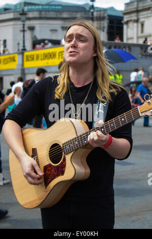 Londra, 18 luglio 2015. Una cantante esegue in Trafalgar Square durante il Busk a Londra Festival volto a mostrare le straordinarie doti di molti della capitale i migliori artisti di strada, compresi, musicisti, maghi, statue viventi e bande. Credito: Paolo Davey/Alamy Live News Foto Stock