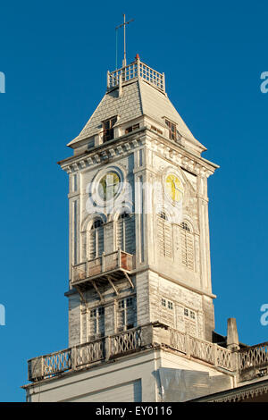 Orologio sul campanile di Stone Town palace museum (casa delle meraviglie), Zanzibar Foto Stock