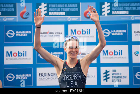 Amburgo, Germania. 18 Luglio, 2015. Gwen Jorgensen degli STATI UNITI D'AMERICA festeggia dopo aver vinto il Mondiale ITU Triathlon evento di Amburgo ad Amburgo, Germania, 18 luglio 2015. Foto: DANIEL REINHARDT/dpa/Alamy Live News Foto Stock