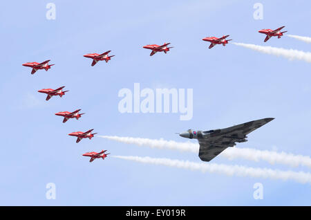 Avro Vulcan B2 bomber e RAF frecce rosse aeromobili in una formazione a flypast RIAT 2015, Fairford, UK. Credito: Antony ortica/Alamy Live News Foto Stock