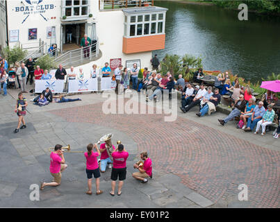 Durham City, Regno Unito. Il 18 luglio 2015. Band britannica Oompah ottone riproduzione prima che una grande folla al Boathouse in Durham City. Strade di brass festival. (C) Washington Imaging/Alamy Live News Foto Stock