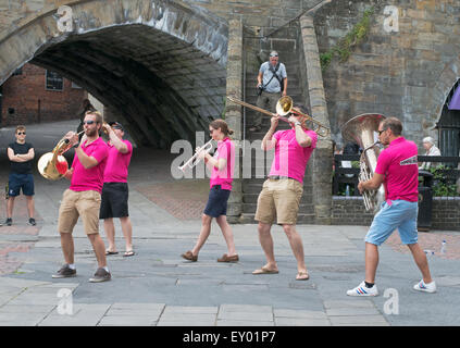 Durham City, Regno Unito. Il 18 luglio 2015. Band britannica Oompah ottone giocare davanti a una grande folla in Durham City. Strade di brass festival. (C) Washington Imaging/Alamy Live News Foto Stock