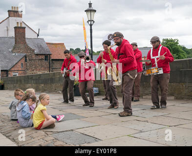 Durham City, Regno Unito. Il 18 luglio 2015. Banda portoghese Xaral Dixiei del gioco prima di un gruppoin dei bambini su Durham City's Elvet Bridge. Strade di brass festival. (C) Washington Imaging/Alamy Live News Foto Stock