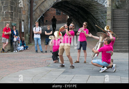 Durham City, Regno Unito. 18 Luglio 2015.band britannica Oompah giocare in ottone a Durham City's Boathouse. Strade di brass festival. (C) Washington Imaging/Alamy Live News Foto Stock