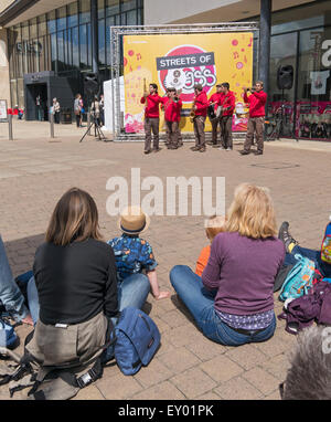 Durham City, Regno Unito. Il 18 luglio 2015. Banda portoghese Xaral's Dixie giocare davanti a una grande folla in Durham City Millenium posto. Strade di brass festival. (C) Washington Imaging/Alamy Live News Foto Stock