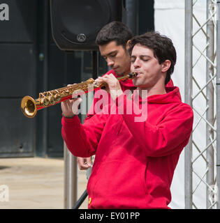 Durham City, Regno Unito. Il 18 luglio 2015. Banda portoghese Xaral's Dixie giocare davanti a una grande folla in Durham City Millenium posto. Strade di brass festival. (C) Washington Imaging/Alamy Live News Foto Stock