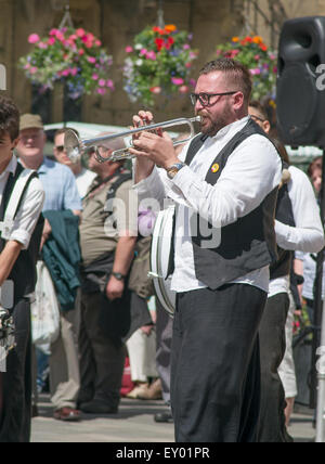 Durham City, Regno Unito. Il 18 luglio 2015. Il siciliano folk band Ottani Animati giocare davanti a una grande folla in Durham City market place. Strade di brass festival. (C) Washington Imaging/Alamy Live News Foto Stock