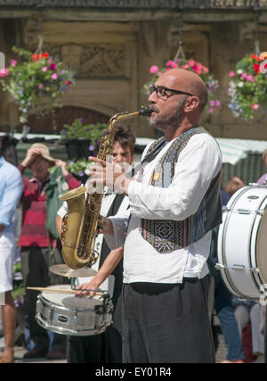 Durham City, Regno Unito. Il 18 luglio 2015. Il siciliano folk band Ottani Animati giocare davanti a una grande folla in Durham City market place. Strade di brass festival. (C) Washington Imaging/Alamy Live News Foto Stock