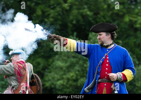 Reenactor riprese a Hoghton, Preston, Lancashire, Regno Unito. 18 Luglio, 2015. Militari di ri-enactor sparando dog-lock pistola alla battaglia di Preston - l'ultima battaglia sul suolo inglese. Questo anno vede il trecentesimo anniversario della ultima battaglia sul suolo inglese e un momento decisivo nella prima salita giacobita. La battaglia di Preston (9-14 novembre 1715), a cui si fa riferimento anche come la lotta di Preston, fu combattuta durante la rivolta giacobita di salita 1715 (spesso indicato come il primo Giacobita Rising, o la ribellione da parte dei sostenitori del governo Hanoverian). Foto Stock