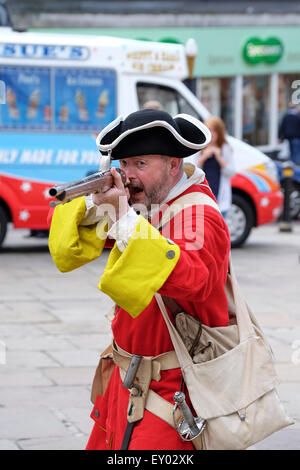 Hoghton, Lancashire, Regno Unito. 18 Luglio, 2015. Il 2015 vede il 300 anniversario della battaglia di Preston, l'ultimo mai battaglia combattuta sul suolo inglese. La piazza del mercato di fronte al Harris Museo e Galleria d'arte vide Gruppi di ricostruzione l'occasione. Questo è il punto in cui l'esercito Giacobita proclamata "Giacomo III come re' (in opposizione per il regnante King George I). Le truppe del governo eventualmente catturati con i giacobiti ribelli con la battaglia che si svolge lungo le strade principali della città. Credito: Paolo Melling/Alamy Live News Foto Stock