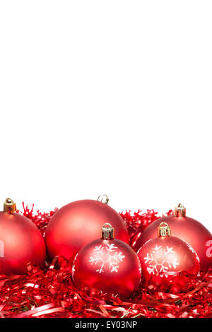 Rosso cinque palle di Natale e tinsel isolati su sfondo bianco Foto Stock