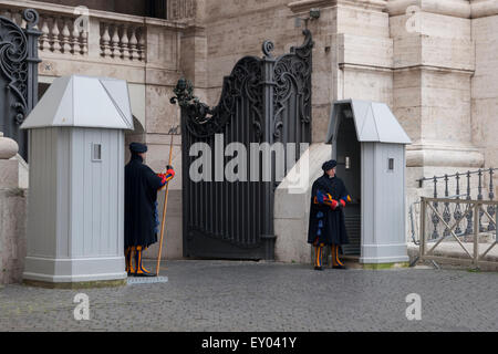 Guardie Svizzere nella Basilica di San Pietro in Roma. Foto Stock