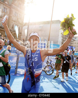 Amburgo, Germania. 18 Luglio, 2015. Vincent Luis di Francia festeggia dopo aver vinto il Mondiale ITU Triathlon evento di Amburgo ad Amburgo, Germania, 18 luglio 2015. Foto: DANIEL REINHARDT/dpa/Alamy Live News Foto Stock