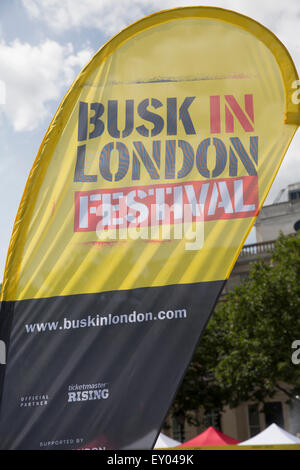 Londra, UK, 18 luglio 2015, Busk a Londra Festival sign in Trafalgar Square sul musicista di strada nazionale da Credito: Keith Larby/Alamy Live News Foto Stock